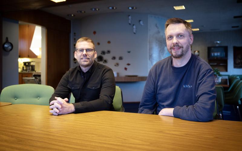 Oscar Sjöholm och Johan Hjerling har en it-bakgrund inom åländsk fintech respektive brittisk public service. Nu vill de ta nästa steg och jobba mer med helheter och egna projekt.