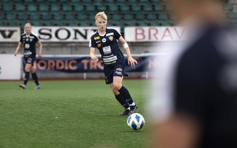I dag börjar allvaret för U17-landslaget, med Åland United-talangen Olivia Ulenius i laget.