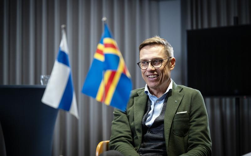 Presidentkandidat Alexander Stubb (Saml) säger att hans erfarenhet och svenskspråkiga identitet gör honom till en god president även för Åland. 