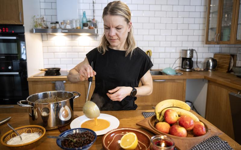 Jenny Pettersson säger att det går hur bra som helst att laga både god, nyttig och näringsrik mat utan att det behöver kosta särskilt mycket.