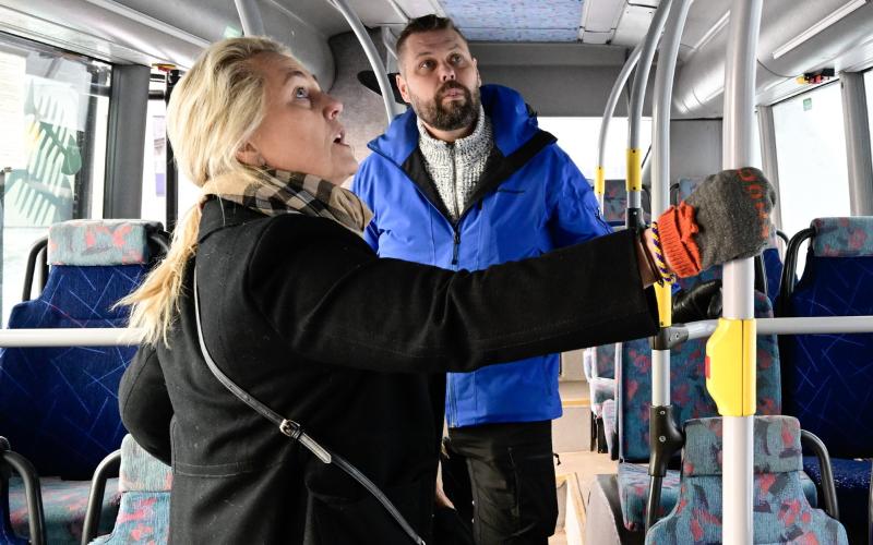 I februari 2023 besiktar eldsjälen Monica von Frenckell ambulansbussen tillsammans med Bosse Karlsson före den byggdes om.