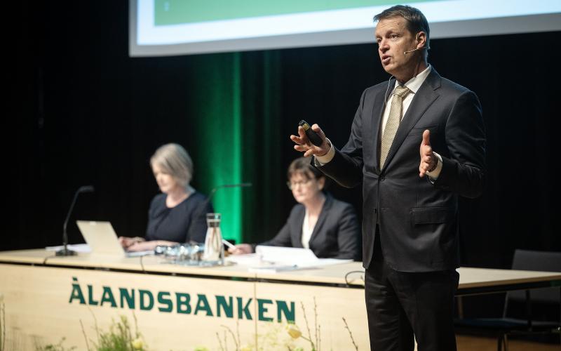 I fredags levererade Ålandsbanken ett nytt rekordresultat. Samtidigt får bankens kunder fortfarande noll procent i ränta på sitt brukskonto. Daniel Eriksson