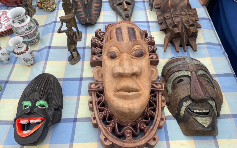 Afrikanska masker av sent datum utbjöds för mellan 15 och 30 euro av en försäljare som varje söndag deltar i San Fernando. Han har specialiserat sig på lite bättre konst och varor av antikhandelskaraktär.