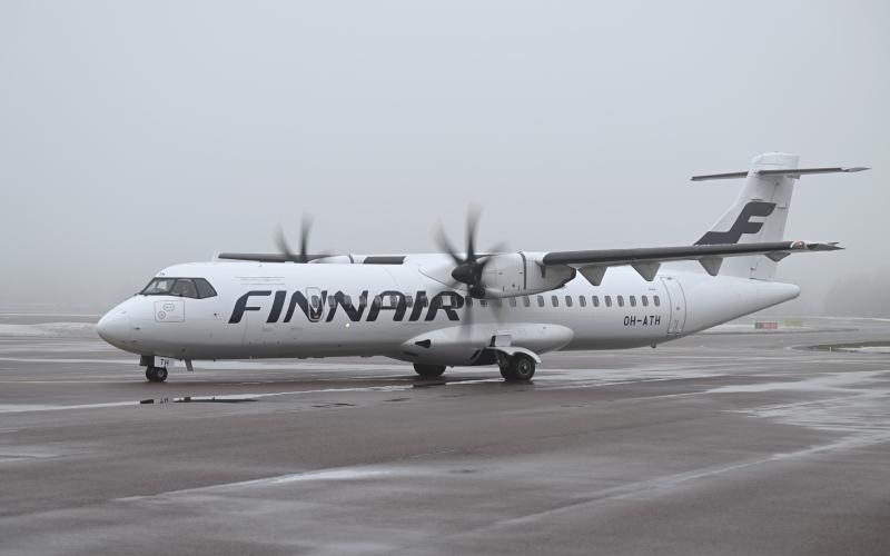 Finnairs flyg från Helsingfors anländer till Mariehamn runt halv tolv på förmiddagen.