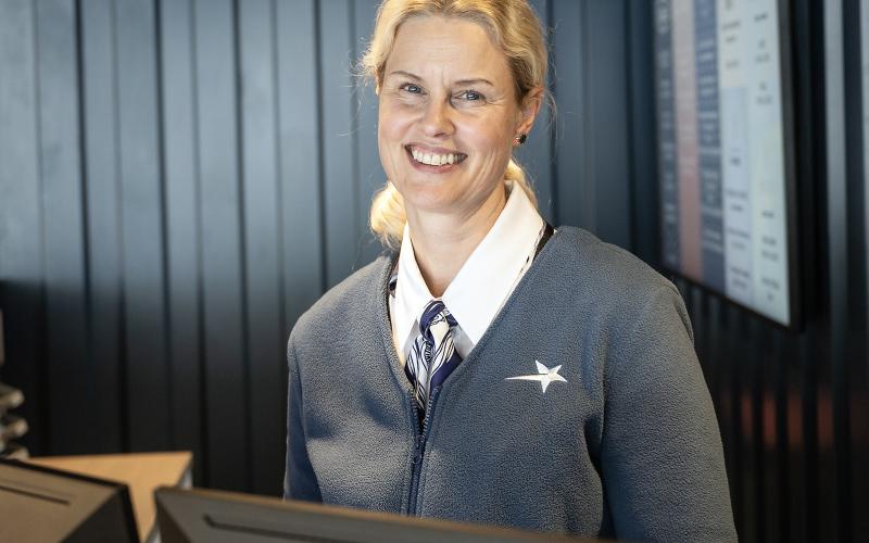 Liisa Nousiainen har nyss bytt jobb. Efter att tidigare ha spenderat tiden uppe bland molnen – som flygvärdinna – håller hon sig numera mer jordad som hjälp för passagerarna på Finnsirius.
