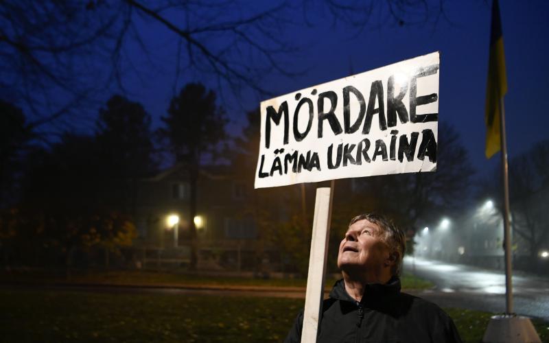 Mosse Walléns skylt med texten ”mördare, lämna Ukraina” har hängt med sedan dag ett. Nu är det två år sedan invasionen av Ukraina skedde och två år av demonstrationer. 
