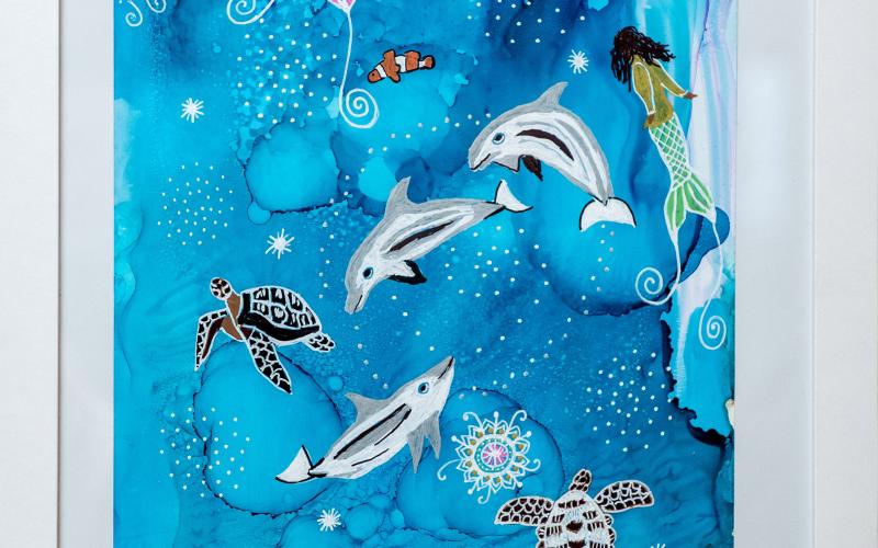 Erika Mattsson återkommer till djur och natur i sina motiv. Hon har en kärlek till delfiner, och har själv simmat med vilda delfiner på Hawaii. Hon drömmer om att göra det igen, kanske på Azorerna nästa gång.