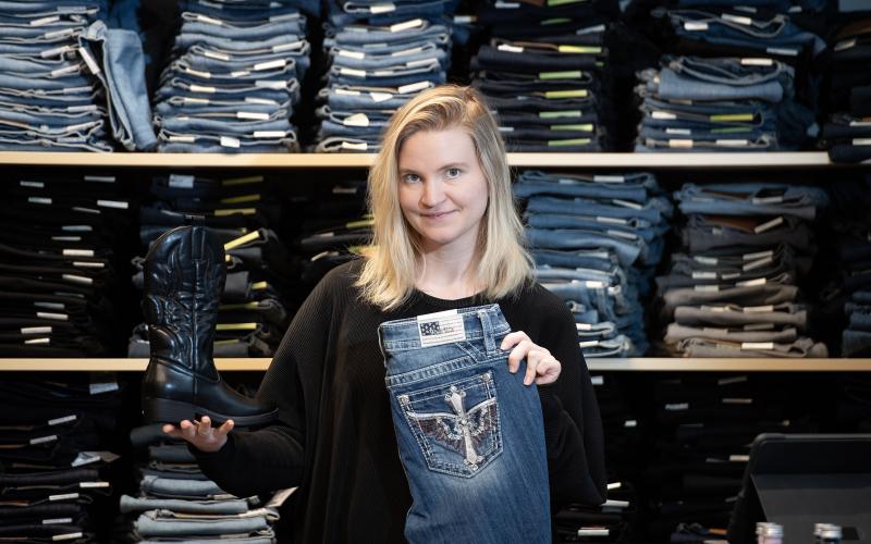 Lågmidjade jeans som var populära under tidigt 2000-tal har blivit trendiga igen. 