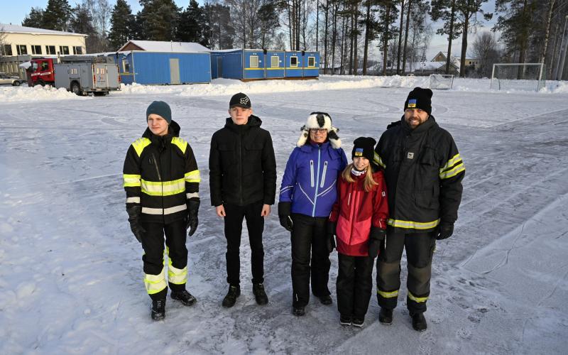 Jomala FBK_arna Melker Valve, Axel Mattsson, Emma-Lina Karlsson, Stella Karlsson och Bosse Karlsson var alla involverade i spolningen av isen vid Vikingaåsens skola.
