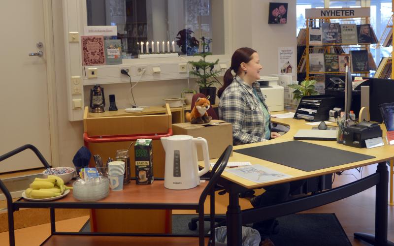 Bibliotekssekreterare Malin Åberg ser till att det finns fika åt föräldrarna efter sagostunden.
