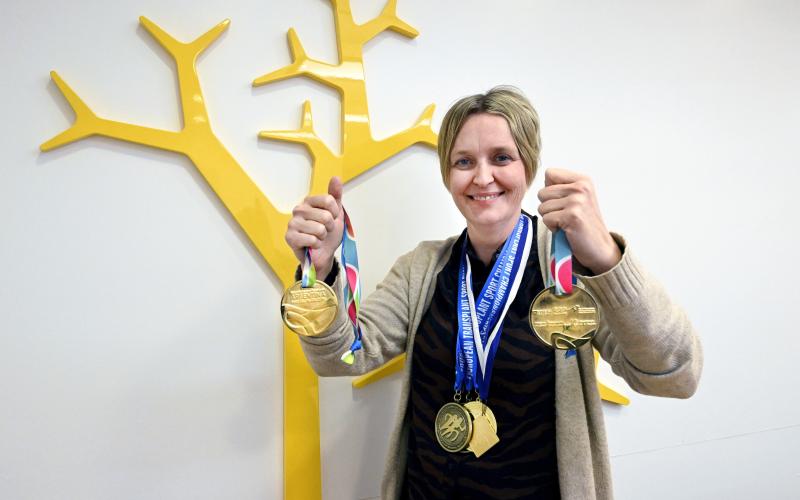 Malin Nyberg med sina VW- och EM-medaljer hon vunnit efter transplantationen.
