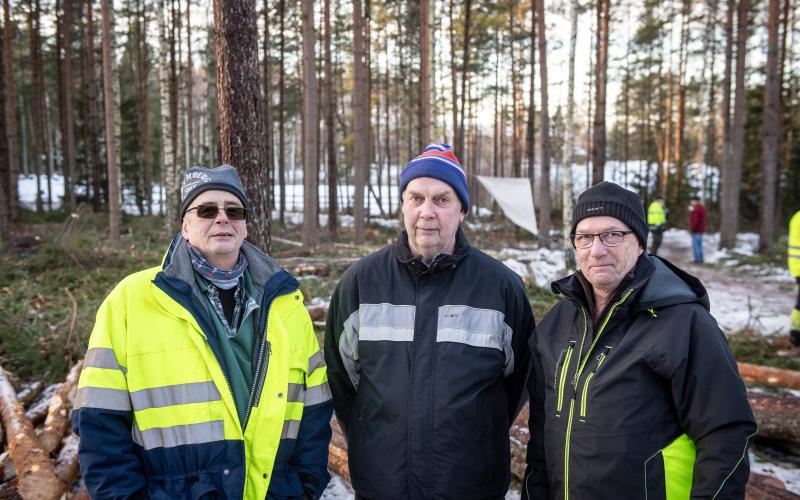 Hans-Åke Nyman, Leif Karlsson och Thommy Fagerholm hade kommit till skogsdagen i Bjärström för att se de senaste maskinerna och träffa andra skogsägare. 