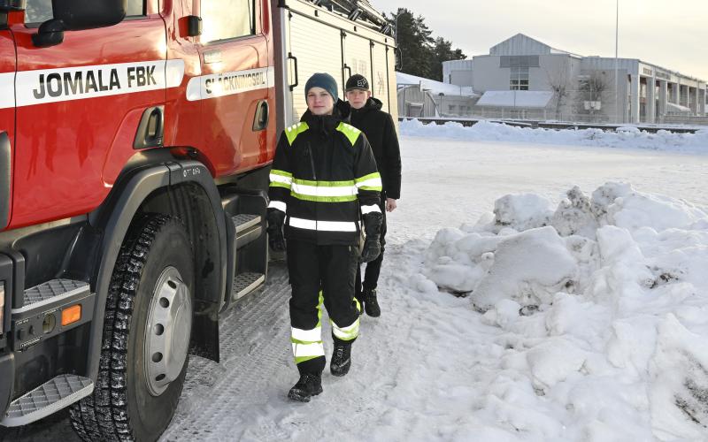 Melker Valve och Axel Mattsson tillhör de yngre medlemmarna i Jomala FBK, och de har fått vara med och lära sig hur man spolar en is.