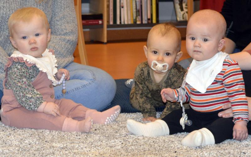 Molly Söderback, Felicia Stenberg och Ellen Enström på bebisbibba i Saltviks bibliotek.