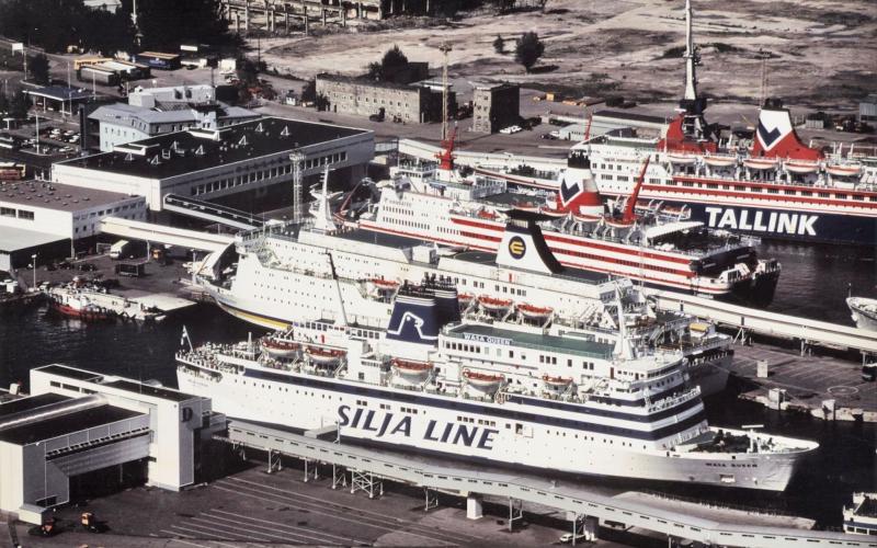 Silja Lines Wasa Queen, Eckerö Lines Nordlandia och Tallinns passagerarfärjor Fantaasia och Vana Tallinn i Tallinns hamn år 1999.