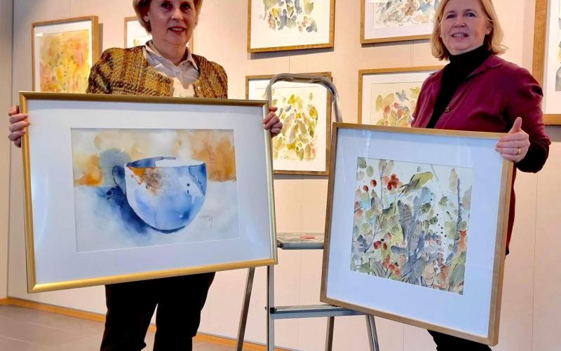 Gunilla G. Nordlund och Marlene Lindbäck låter färg och form få spelrum på sin gemensamma utställning på Jomala bibliotek.