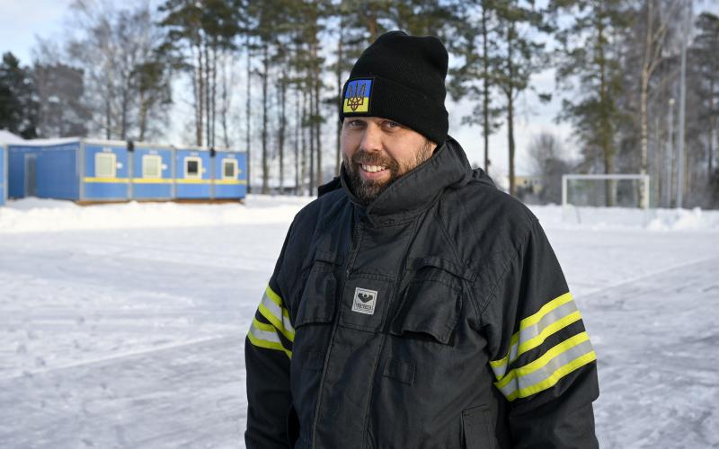 Jomala FBK spolar isen vid Vikingaåsens skola. ”Man behöver hålla koll på hur vädret ser ut framöver, det är alltid en avvägning när man ska börja”, säger biträdande kårchef Bosse Karlsson.