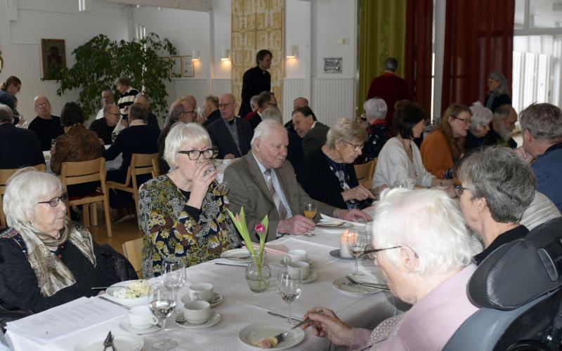 Längst till vänster är kalasets äldsta födelsedagsfirare Solveig Jansson 91 år. Längst ner till höger sitter Anita Bergman som fyllt 90 år.