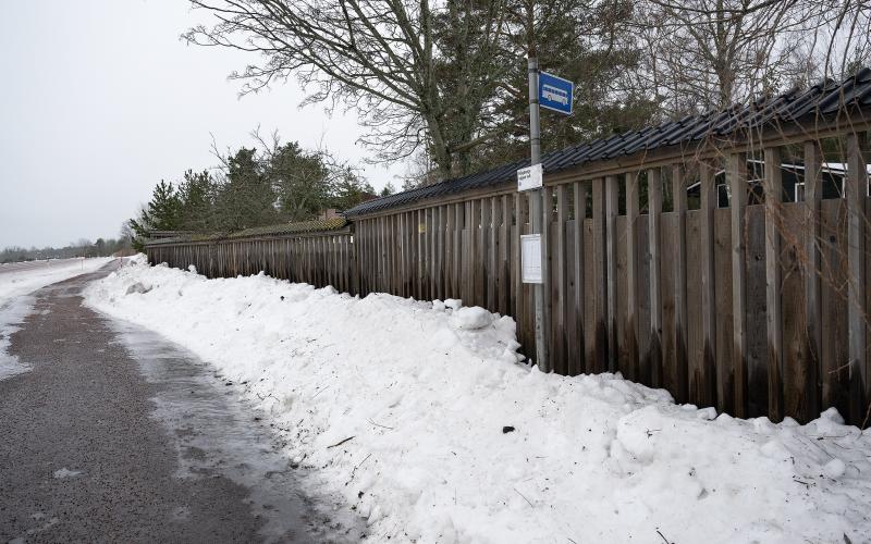 <@Foto>Snön ligger och trycker mot staketet och skapar fukt, vilket förargar Knut Englund.Daniel Eriksson