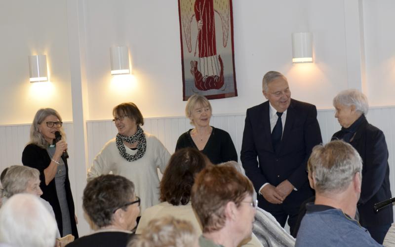 Maria Sjölund pratar med de som fyllt 75 år under 2003.