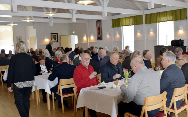 Församlingens födelsedagsfest på Mikaelsgården lockade många.