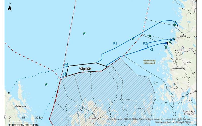 I söder gränsar projektområdet till Finlands territorialvatten på Åland och även till de vattenområden som hör till Kumlinge, Saltvik, Geta och Hammarland. De heldragna blå linjerna markerar alternativa kabeldragningar till Finland och de streckade blå linjerna till visar kabelkorridorer till Sverige. 