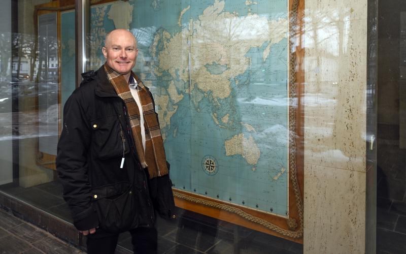 Fredrik Häggblom vid kartan där fartygspositionerna visades när han var liten.