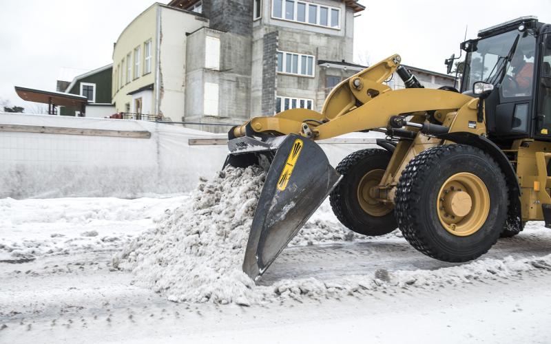 Enligt Henrik Sjöblom tar snöröjningen extremt mycket tid när snön faller som den gjort den senaste tiden. De som jobbar måste förutom att ploga vägarna även köra bort snö, hyvla is och sanda underlaget. Totalt 14 personer på markenheten jobbar med snöröjningen.@Foto:Hülya Tokur-Eres