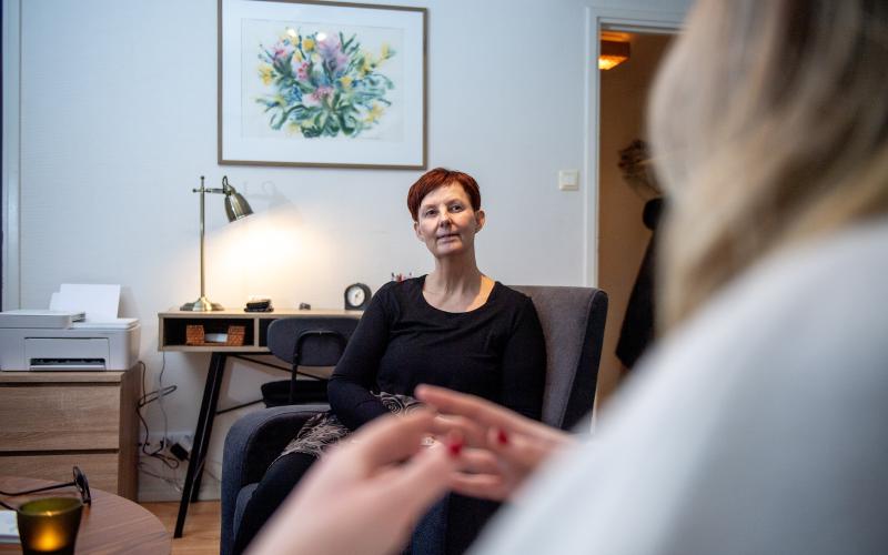 Marina Mattsson pratar mycket med de cancersjuka om hur diagnosen påverkar dem och deras familjer samt hur de kan återhämta sig från sjukdomen.