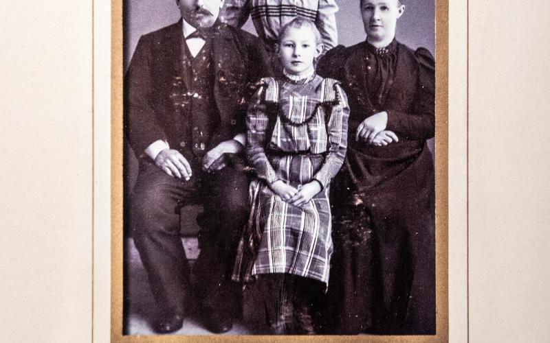 Torparsonen Matts Wilhelm Eriksson studerade vidare och blev skeppare. Här syns han med sin familj; hustru Amanda Lovisa, och döttrarna Jenny Elvira och Hulda Elisabet.  
