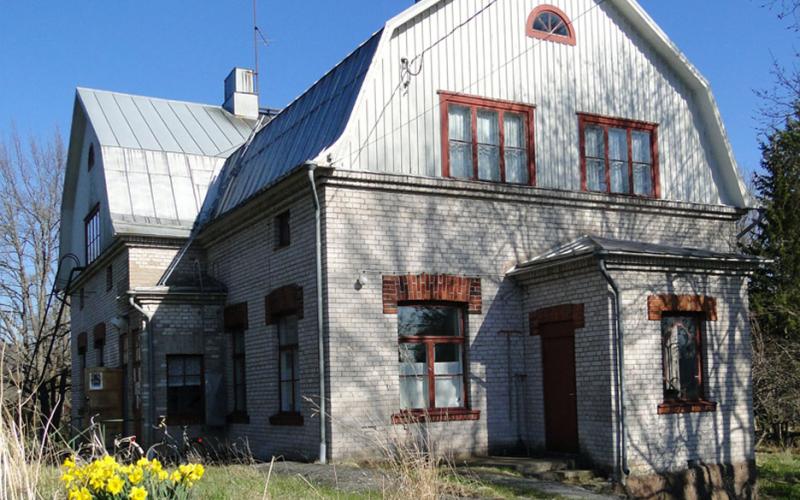 Hellsö-Österbygge skola rymmer i dag ett hembygdsmuseum som drivs av Kökar hembygdsförening. 