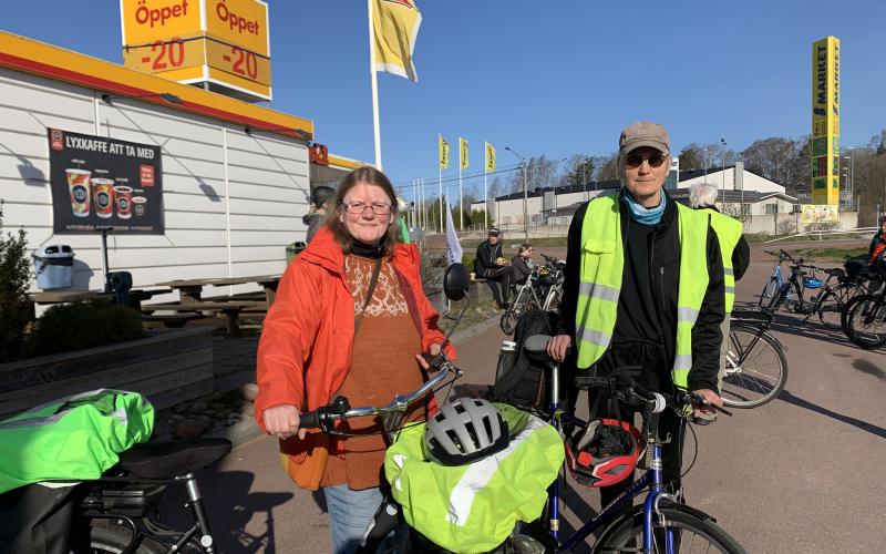 Anna-Lena Berndtsson och Jan Franzén hörsammade uppmaningen att cykla med Göran. <@Fotograf>Foto. Nina Smeds