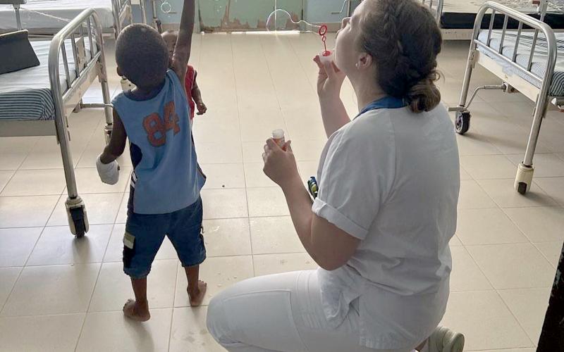 Såpbubblorna var lika populära på sjukhuset i Tanzania som här på Åland. Nicole Eker blåser såpbubblor och barnen leker med dem.@Normal_indrag:<@Fotograf>Privat