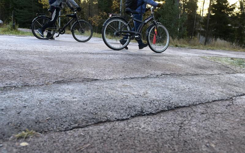 På många ställen finns avbrott i asfalten som känns hårdare än man kan tro för en cyklist, säger Carita Holmén.