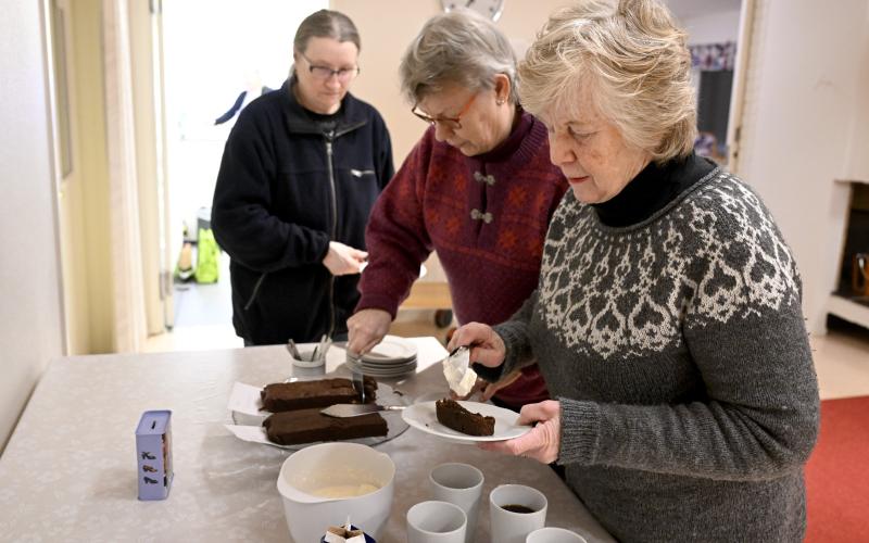 Gruppen hinner också med att fika. Benita Selander-Carlsson, Gullan Fagerström och Vera Dahlström tar för sig av kaffe och hembakad kaka.