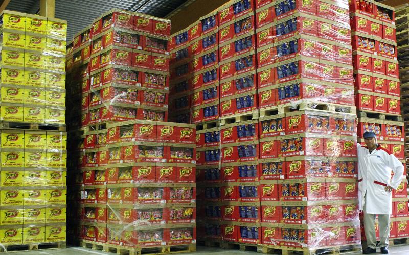 Åländska företag som exporterar livsmedel från Åland kan nu söka kostnadsstöd för transporter för 2023. På bilden Chips fabrikschef Christer Söderström i lagret.