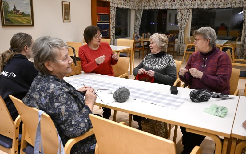 Det diskuteras en hel del runt bordet. Karin Eklöf Grönholm, Vera Dahlström, Elisabeth Öfverström, Barbro Rosen qvist och Gullan Fagerström har saker att diskutera.