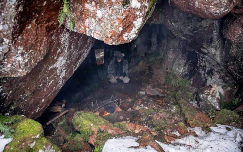 Enligt legenden bodde en gammal gumma och hennes ko i grottan under Stora ofreden.