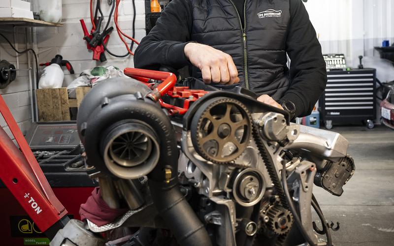 Sandis Skuja håller på och bygger en turbomotor till sin Audi. Med ny vevaxel, bättre flöde och ett större turboaggregat räknar han med att få ut 800 hästar. Tack vare programmerbar motorstyrning ska den bli lika lättkörd som en vardagsbil.
