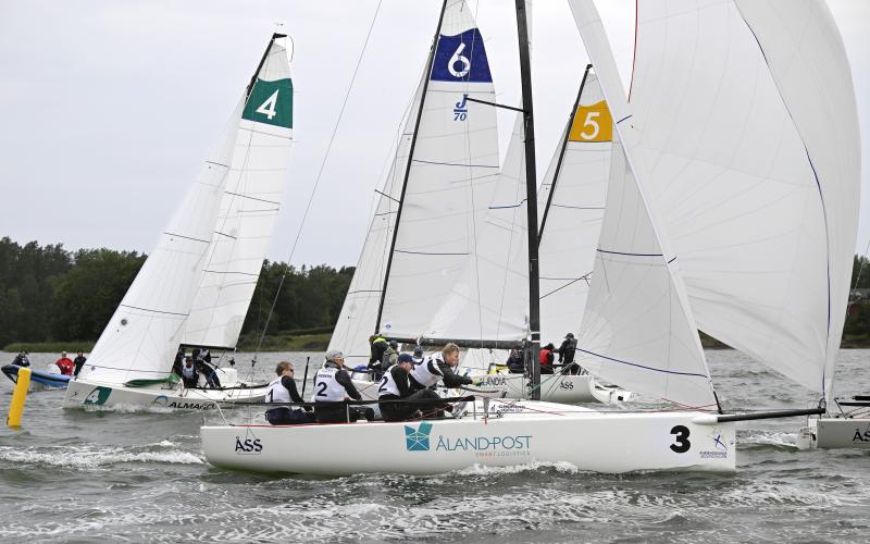 Här är Alandia Sailing Team med Markus Rönnberg, Staffan Lindberg, Thomas Tennström och Mathias Tennström mitt i smeten.
