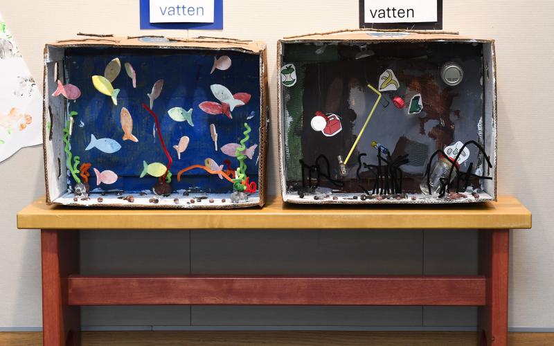 Barnen på Gottby dagis illustrerar skillnaden mellan ren och smutsig vattenmiljö med hjälp av dessa akvarier. 