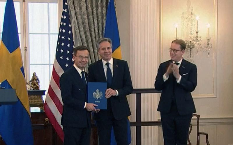 Strax före klockan 18.30 finsk tid överlämnade statsminister Ulf Kristersson de underskrivna anslutningshandlingarna till USA_s utrikesminister Antony Blinken.