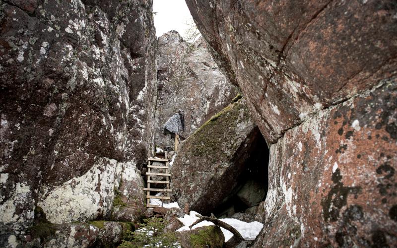 Någon gång under 1900-talet rasade ett stenblock ner i grottan, för att komma in i den kan man klättra upp för en stege.