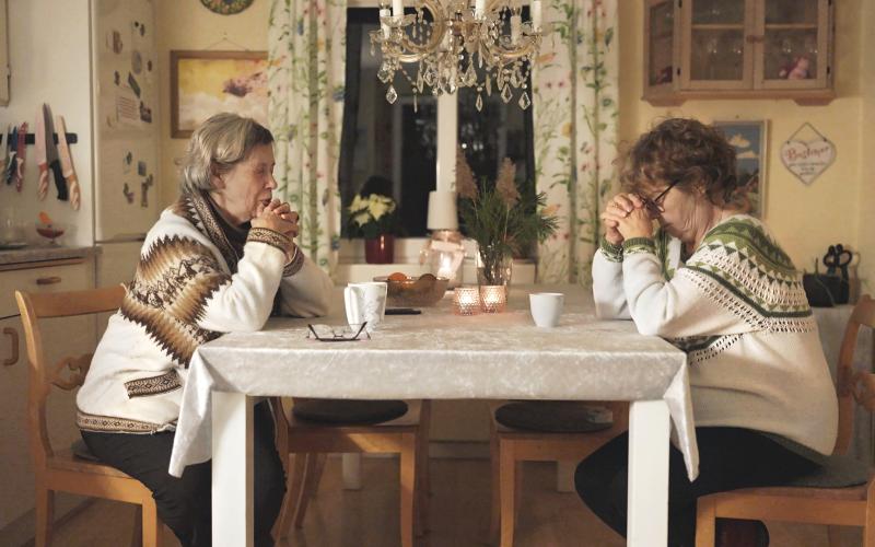 Systrarna Kari Klo och May-Elin Storsletten medverkar i kritikerrosade och prisbelönta ”Miraklet i Gullspång”. Filmen, som är producerad av ålänningen Ina Holmqvist, visas under Vera filmfestival. 