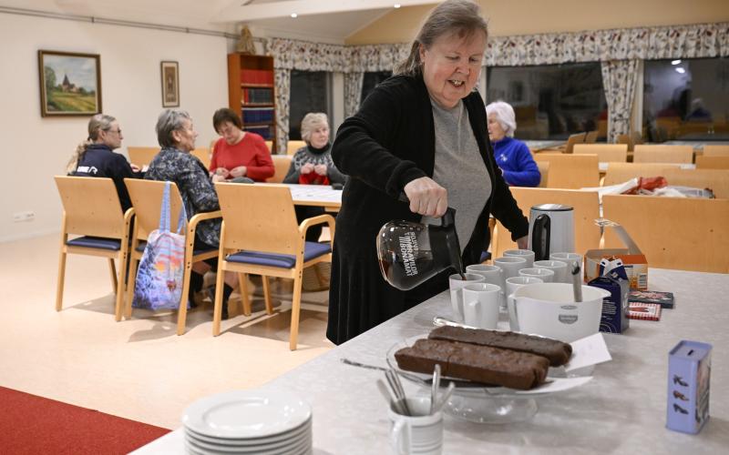 Ulla Sjöström serverar kaffe och det är hon som bakat kaffebrödet till kvällens träff.