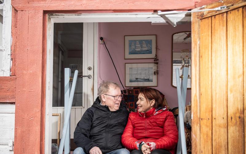 Paret har bott i huset i snart fyrtio år och trivs fortfarande otroligt bra. Många nyfikna brukar stanna och kika på huset – och många de träffar på har någon typ av relation till byggnaden. 