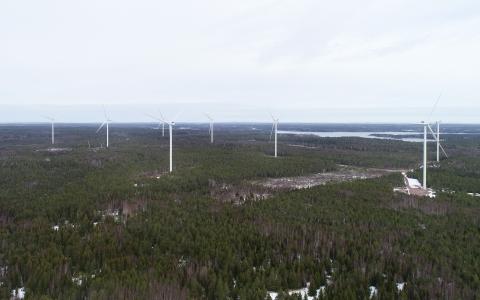De tio vindkraftverken i Långnabba, Eckerö står nu på plats.