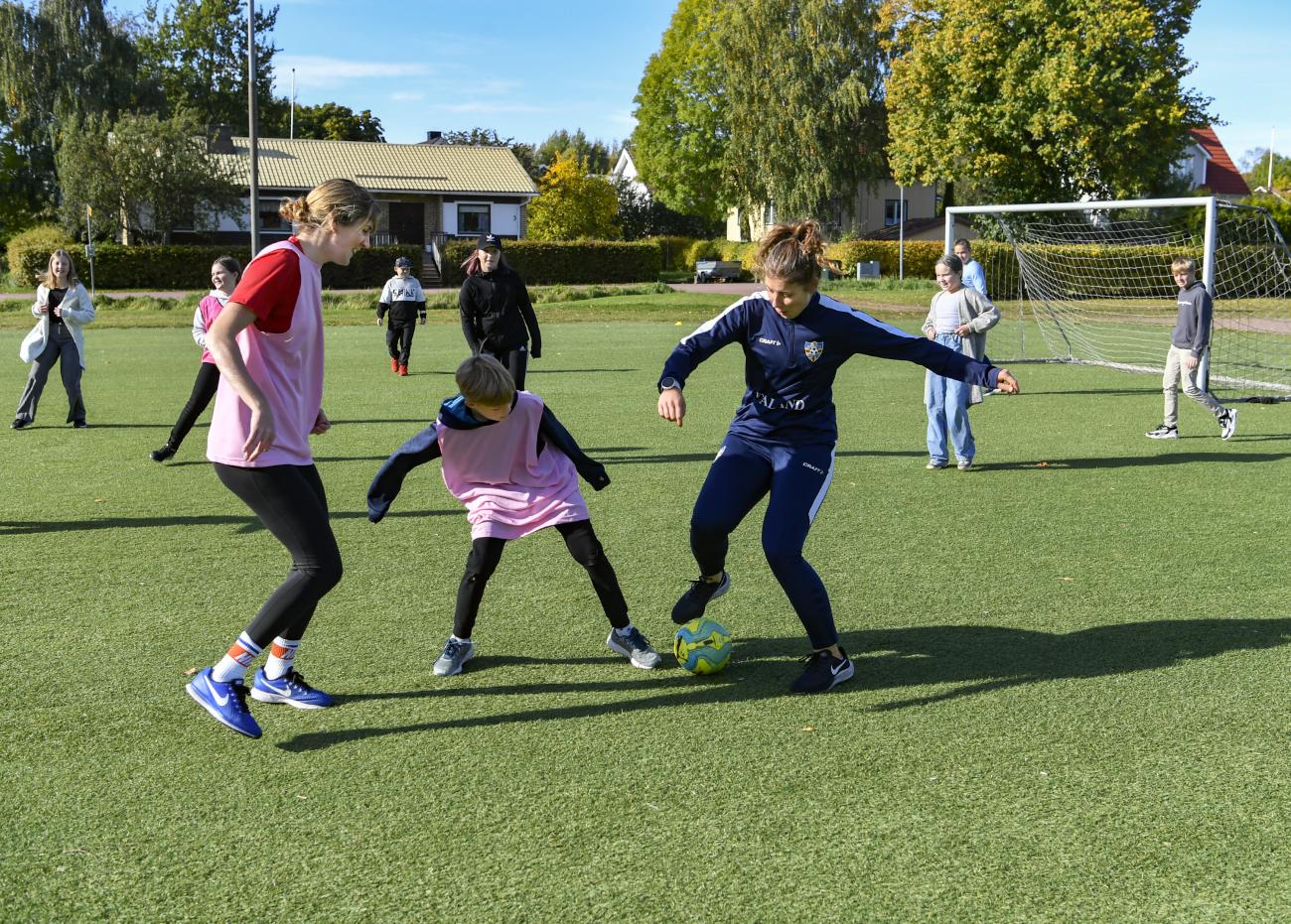 lla elever i stadens skolor hade i går möjlighet att spela fotboll med spelare från IFK Mariehamn och Åland United. Här är det elever i klass 4 i Strandnäs som spelar med Sarah Troccoli till vänster och Mathilda Nurmi till höger.