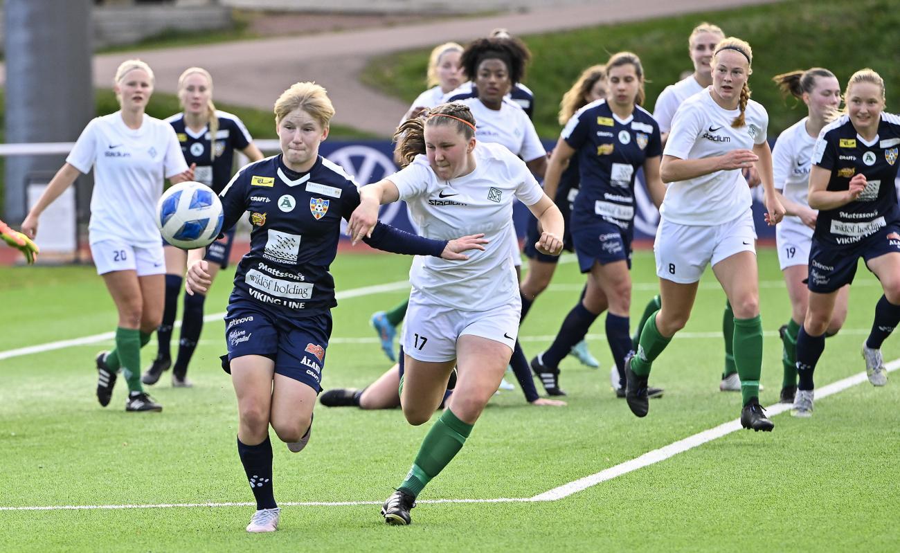 Fotboll, Åland United,  *** Local Caption *** @Bildtext:15-åriga supertalangen Olivia Ulenius har verkligen tuffat till sig under säsongen. Mot HPS tog hon för sig både med och utan boll.@Normal:<@Foto>Foto: Daniel Eriksson