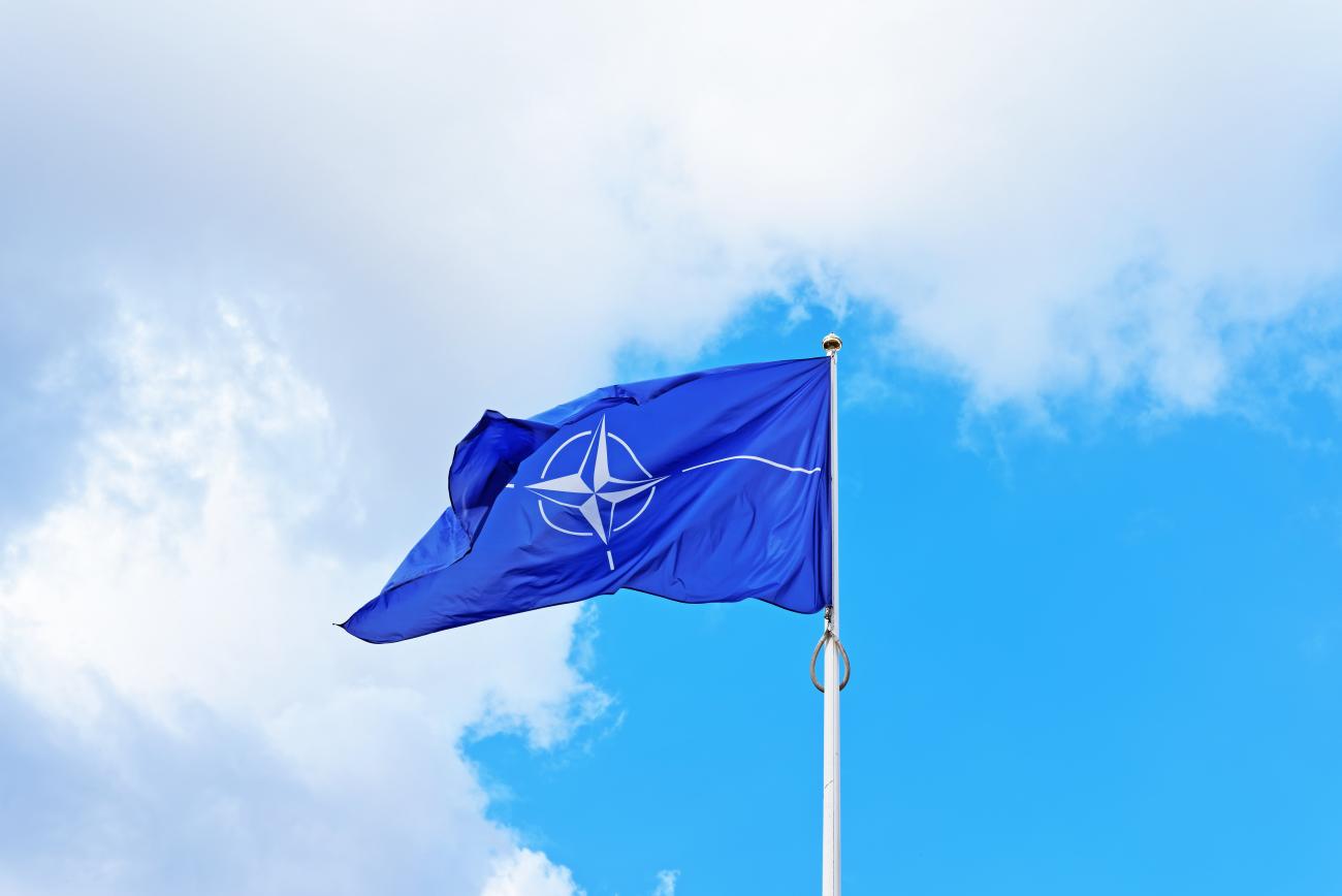 Vilnius, Lithuania - September 3, 2015: NATO flag waving by the wind *** Local Caption *** @Bildtext:Riksdagen sammanträder på måndag för att diskutera Natomedlemskapet och sannolikt lämnas därefter en ansökan in.<@Foto>Foto: iStock